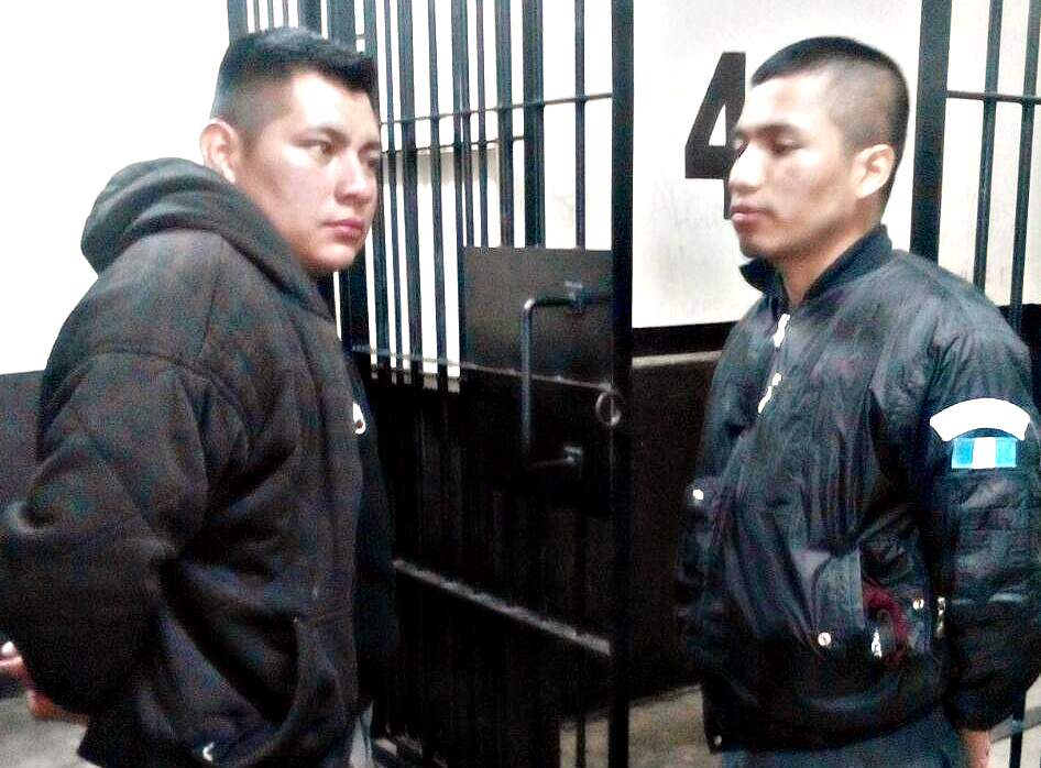 Los dos agentes del SP son capturados por la PNC en Xela. (Foto Prensa Libre: Carlos Ventura)