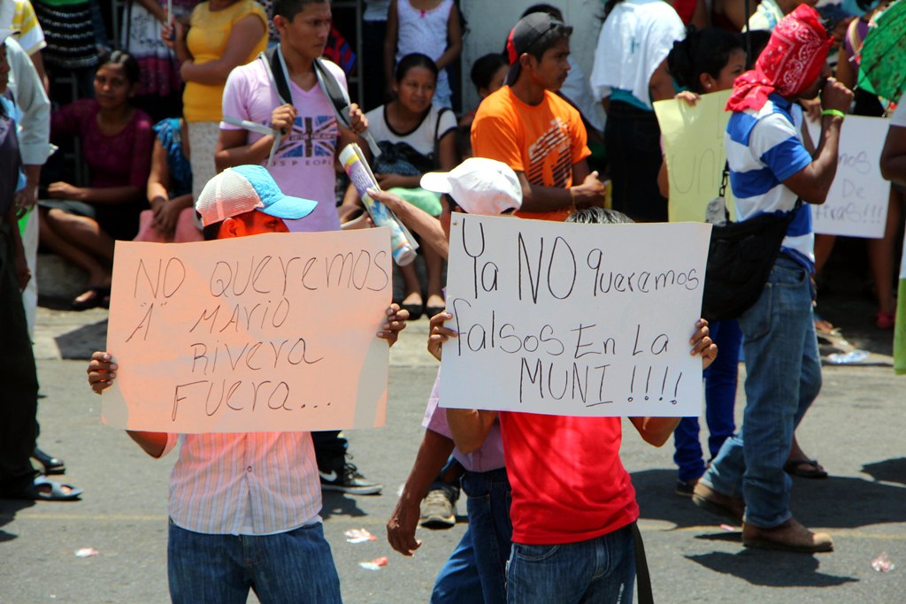 Vecinos se manifiestan en Santa Cruz Muluá para rechazar al ganador de la elección de alcalde. (Foto Prensa Libre: Rolando Miranda)
