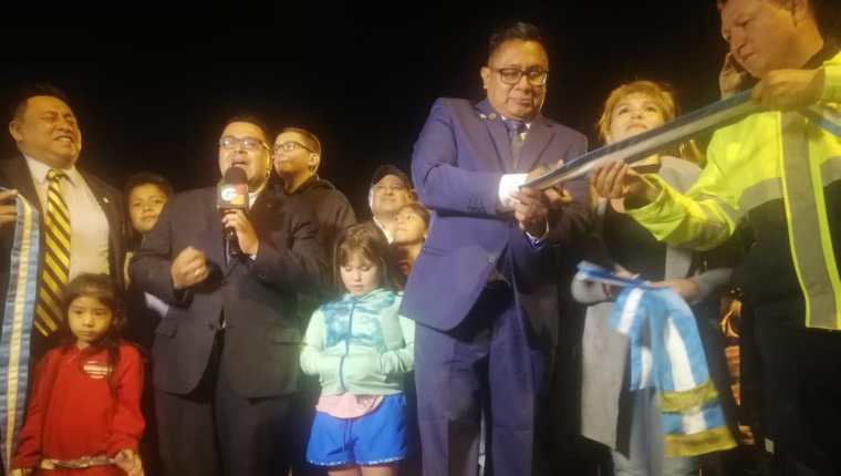 Mynor Espinosa, vocero de la comuna de Mixco, dijo que fue designado por el alcalde Neto Bran para inaugurar el puente San Marino, en la zona 8 de ese municipio. (Foto Prensa Libre: Municipalidad de Mixco)
