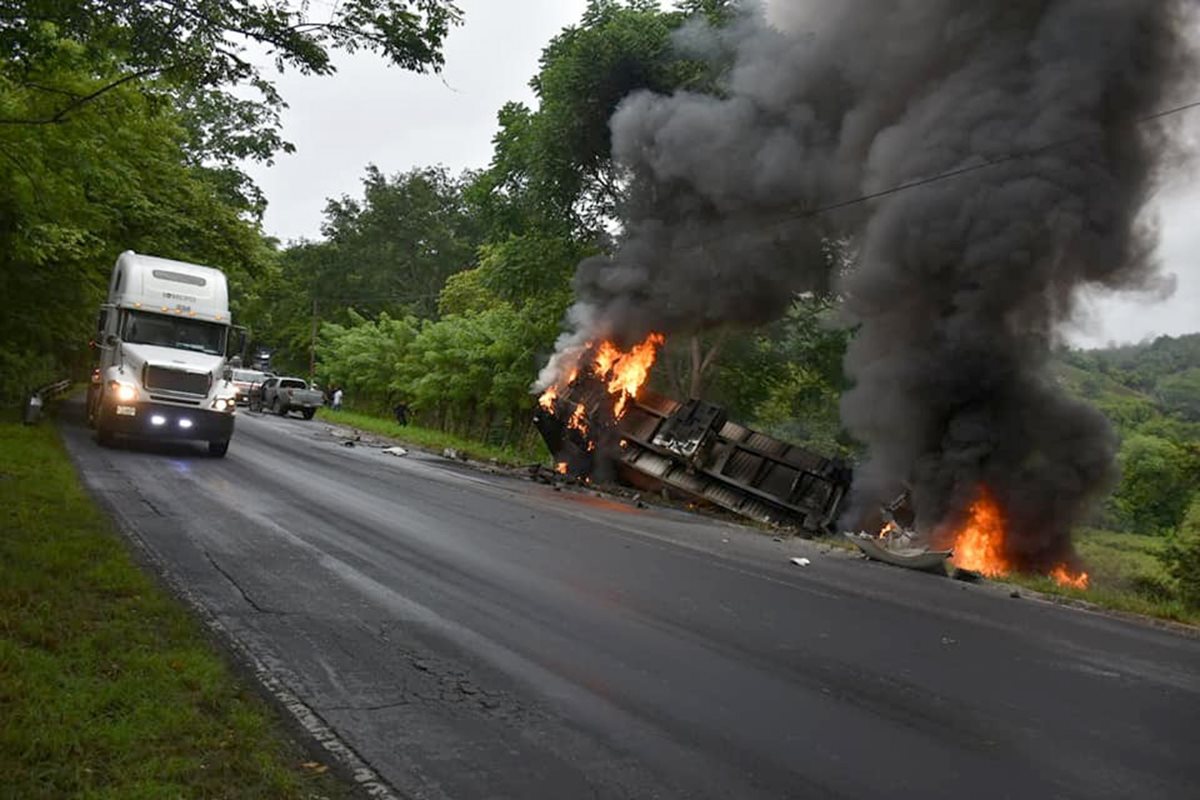 Por el accidente en la cuesta de El Manacal, kilómetro 193 de la ruta al Atlántico, Los Amates, Izabal, el tráfico fue lento. (Foto Prensa Libre: Dony Stewart)