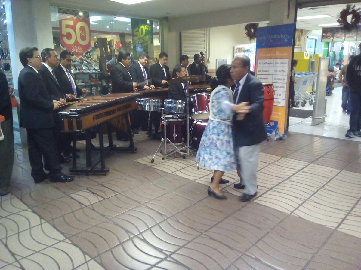 Se conocieron hace 45 años y desde entonces el amor y el gusto por la marimba los ha mantenido juntos.(Prensa Libre:cortesía)