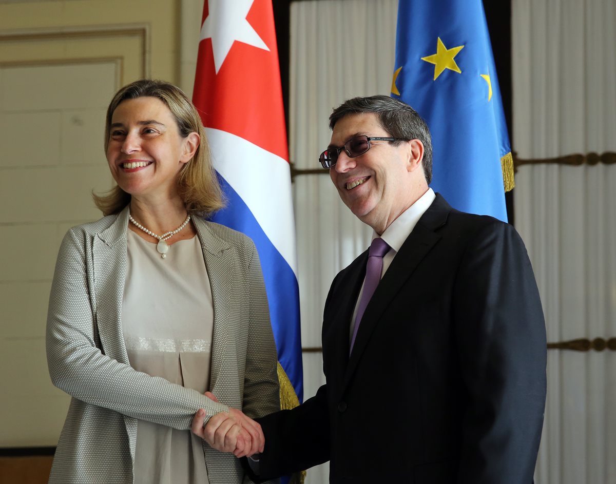 La Alta Representante de la Unión Europea en Política Exterior, Federica Mogherini, estrecha la mano del ministro cubano de Relaciones Exteriores, Bruno Rodríguez. (Foto Prensa Libre: EFE).