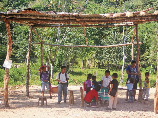 En la colonia Valle del Sol, Santa Elena, Ciudad Flores, Petén, no hay escuela, por lo que unos 40 estudiantes reciben clases en una galera de madera y lámina, lo que afecta su aprendizaje. (Foto Prensa Libre: Rigoberto Escobar)