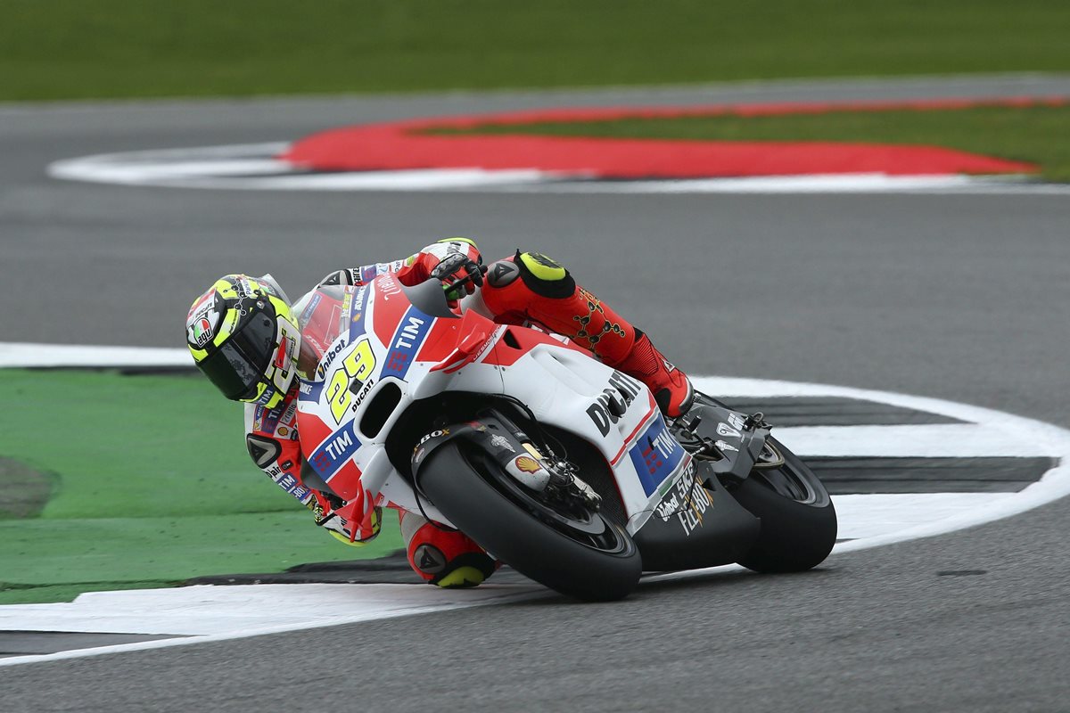 Andrea Iannone, de Ducati, durante la primera jornada de entrenamientos del Gran Premio de Inglaterra de MotoGP. (Foto Prensa Libre: EFE)