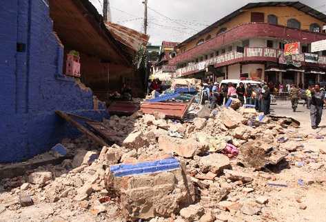 Habitantes de San Pedro, San Marcos, observan los destrozos que causó  el terremoto en una vivienda.
