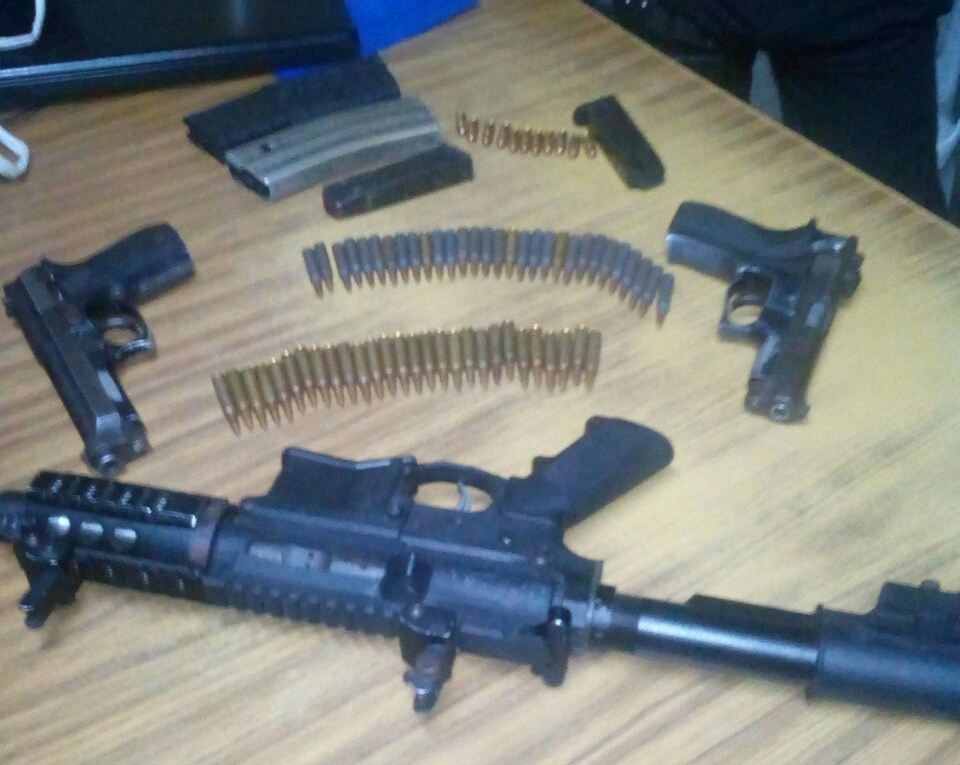 El fusil, pistolas y municiones fueron decomisados a los tres hombres que huían en Villa Nueva con carros robados. (Foto Prensa Libre: PNC)