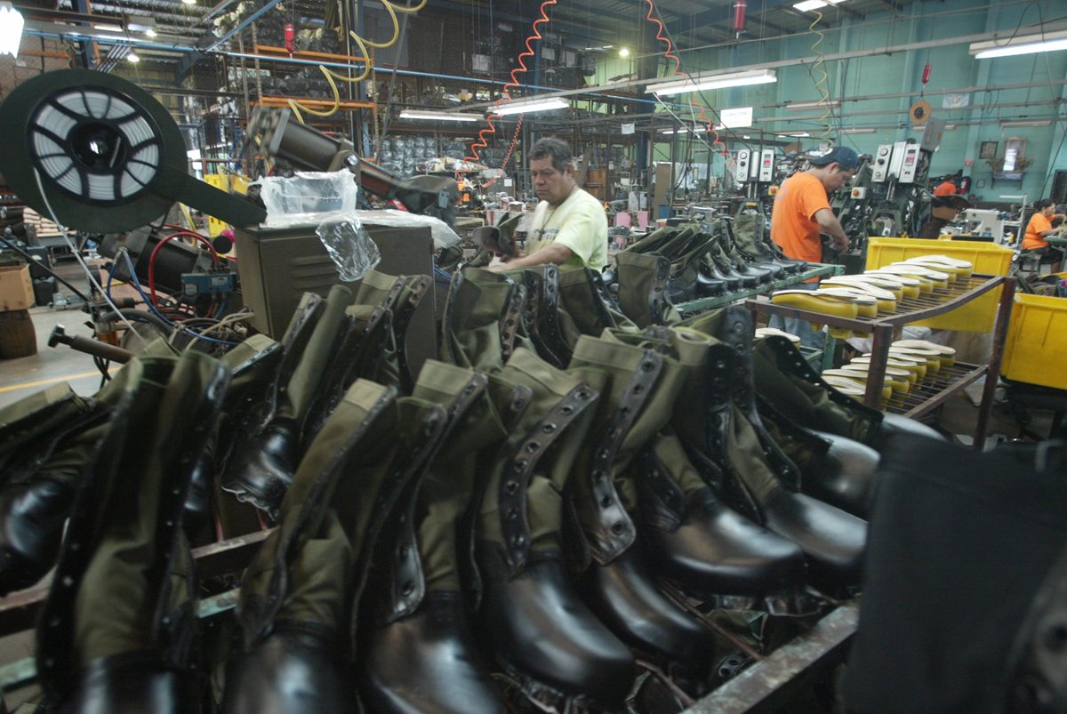 Botas, chalecos y prendas de uniformes militares se fabrican en la Industria Militar. (Foto Prensa Libre: Hemeroteca PL)