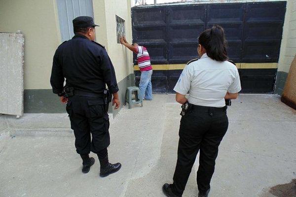 Rudy Arnoldo Pérez, sindicado de homicidio, permanece en la Comisaría 22, en Jalapa. (Foto Prensa Libre: Hugo Oliva)