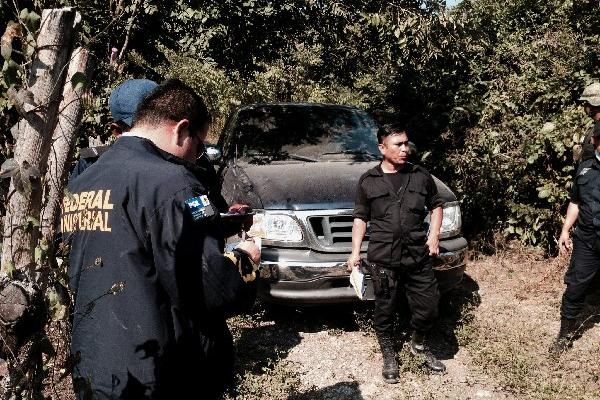 Agentes mexicanos inician con la investigación del cuádruple crimen.