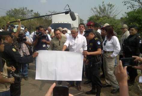 Pérez Molina observa mapa de donde se desarrollará el nuevo despliegue de PNC. (Foto Prensa Libre: Geovanni Contreras)