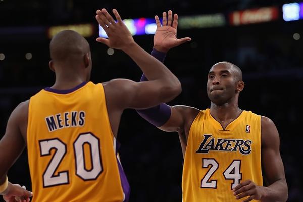 Kobe Bryant anotó cuatro de sus 30 puntos y los Lakers de Los Ángeles superaron a Charlotte. (Foto Prensa Libre: AFP)