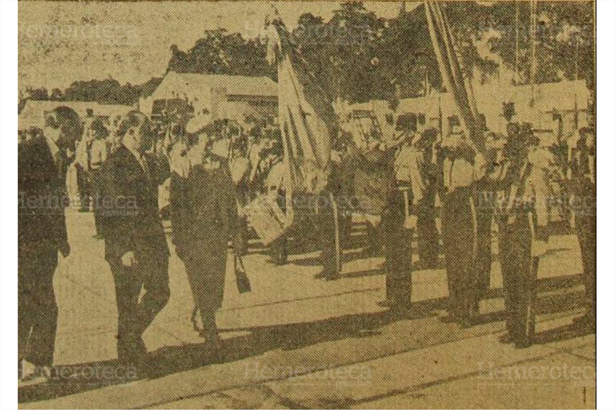 La ministra de relaciones exteriores de Israel, Golda Meir, pasa revista a la compan?ía de alumnos del Instituto Adolfo V. Hall, acompan?ada del ministro de Relaciones Exteriores y del jefe del protocolo en 1959. (foto: Hemeroteca PL)