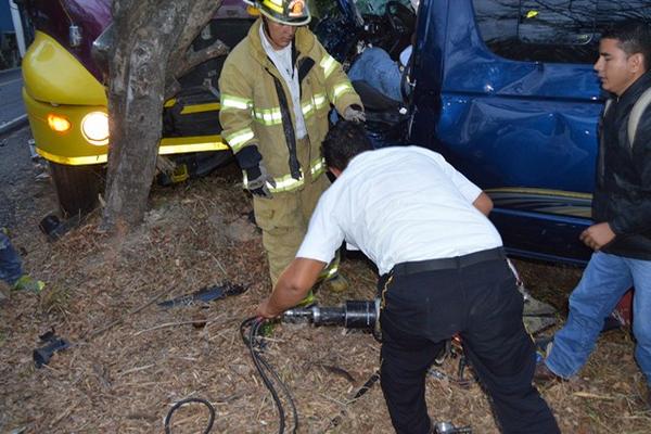 Socorristas trabajan en el lugar del percance ocurrido en Estanzuela, Zacapa. (Foto Prensa Libre: Víctor Gómez) <br _mce_bogus="1"/>