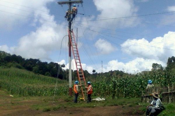 Trabajadores del  Inde instalan cableado. (Foto Prensa Libre: Óscar Figueroa)