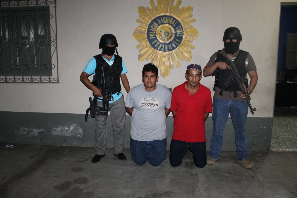 Gilberto Alfonzo Lorenzana de 21 años y José Luis  Méndez Franco de 43, fueron capturados por la PNC. (Foto Prenssa Libre: Walfredo Obando)