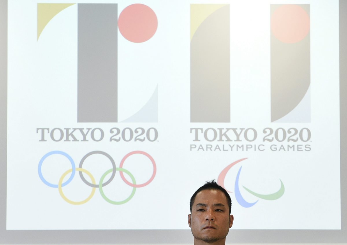 El diseñador japonés Kenjiro Sano, se defiende del supuesto plagio del logo de Tokio. (Foto Prensa Libre: EFE)