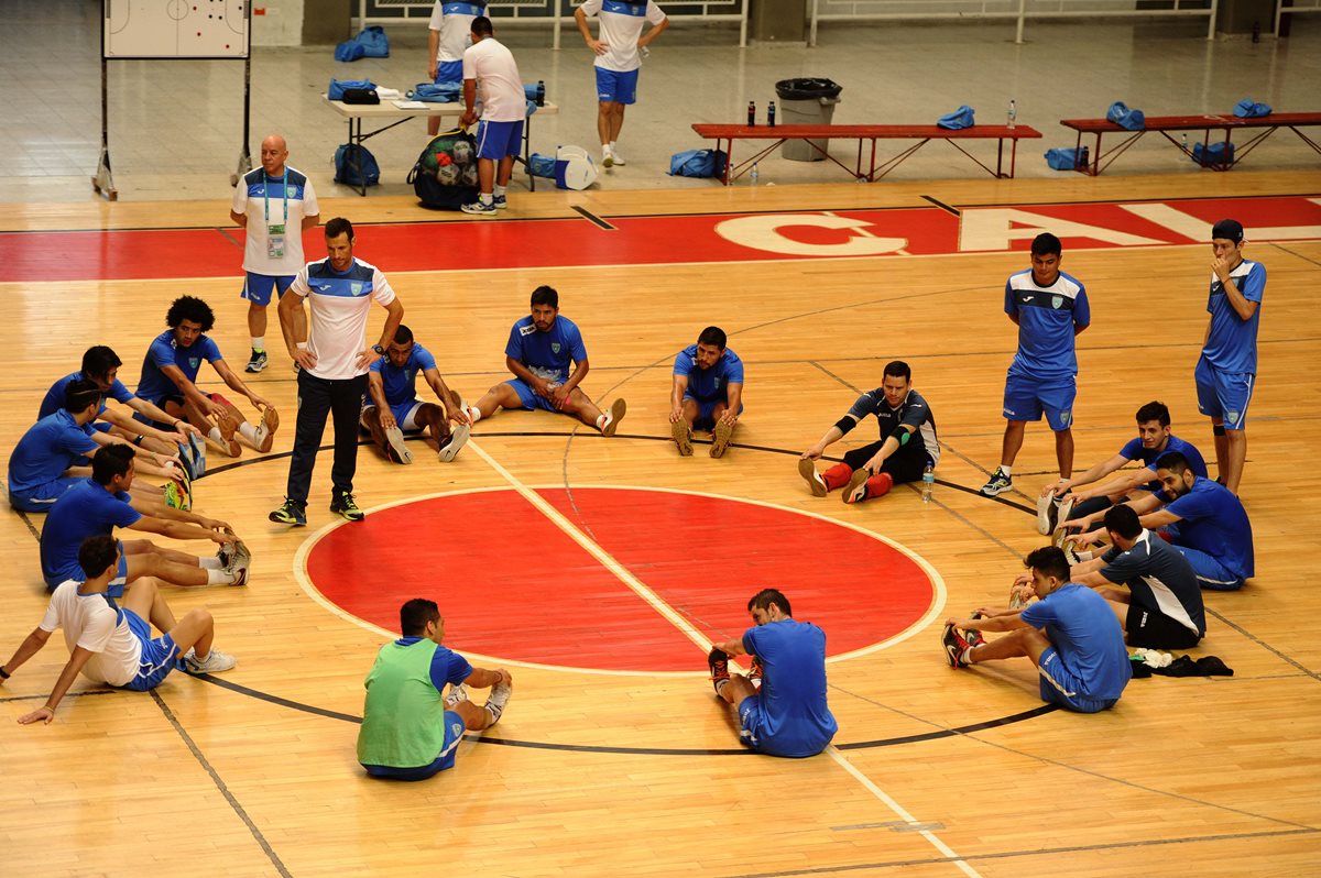 Los jugadores de la selección de Guatemala durante su práctica, en Cali, Colombia. (Foto Prensa Libre: Francisco Sánchez)
