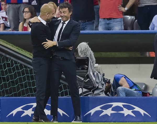 La buena relación entre Pep Guardiola y Luis Enrique se evidenció al finalizar el partido de ayer entre sus equipos. (Foto Prensa Libre: AFP)