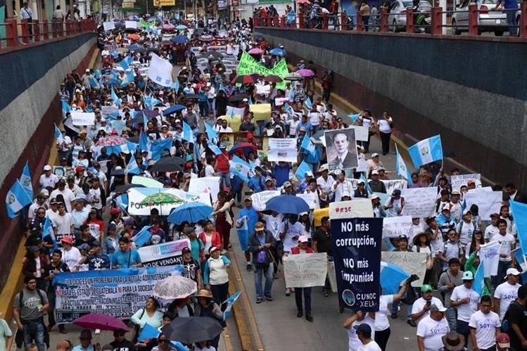 El día en que el gobernador habría solicitado apoyo a alcaldes, miles de guatemaltecos marcharon en contra del presidente Jimmy Morales. (Foto Prensa Libre: Hemeroteca PL)