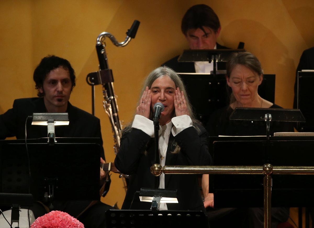 Patti Smith había elegido una canción propia para la ceremonia, luego la cambió por uno de los éxitos de Bob Dylan. (Foto Prensa Libre: AFP)