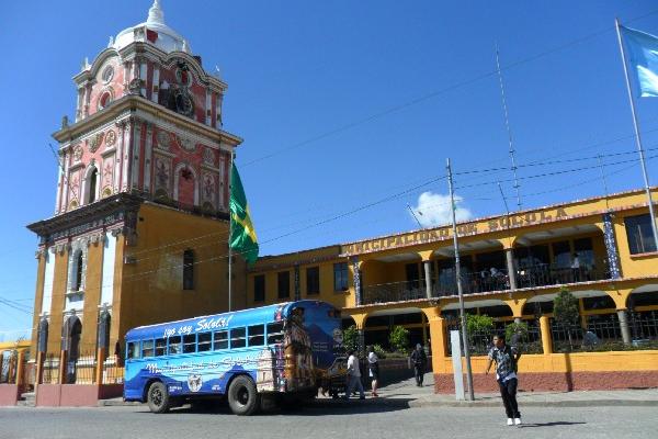 Uno de los dos autobuses que puso a funcionar la Municipalidad de Sololá.