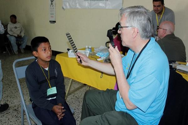 Un niño es examinado en la jornada oftalmológica llevada a cabo en la cabecera de Chimaltenango. (Foto Prensa Libre: Víctor Chamalé)