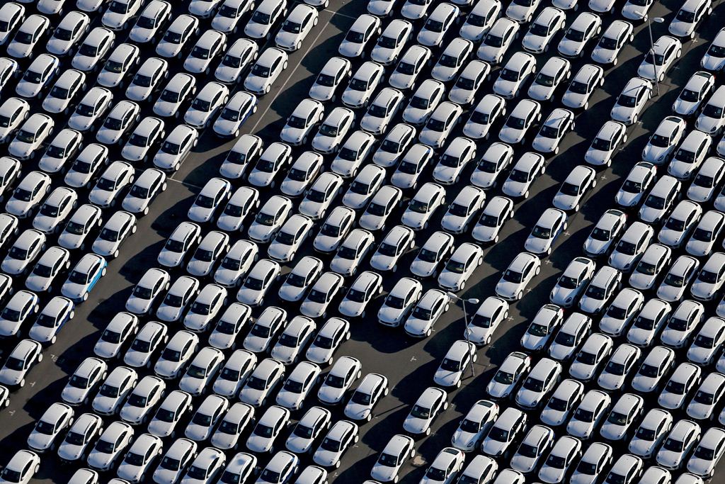 Vista aérea del estacionamiento de automóviles de Porsche en una fábrica de Leipzig, Alemania. (Foto Prensa Libre: EFE)