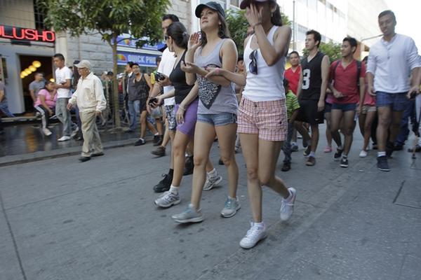 Varias personas durante la caminata sin pantalones, para pedir paz en Guatemala. (Foto Prensa Libre: Álvaro Interiano)<br _mce_bogus="1"/>