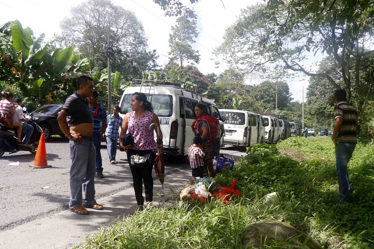 Miles de personas tienen dificultades para llegar a sus destinos debido a los daños en el km 18 de la ruta de Retalhuleu a Quetzaltenango. (Foto Prensa Libre: Rolando Miranda)
