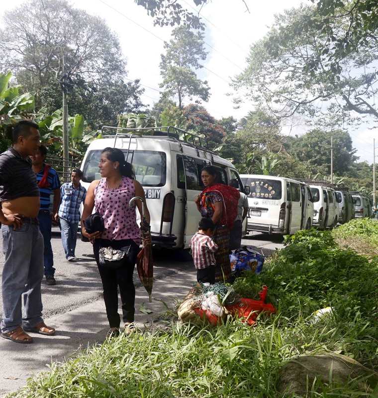 Miles de personas tienen dificultades para llegar a sus destinos debido a los daños en el km 18 de la ruta de Retalhuleu a Quetzaltenango. (Foto Prensa Libre: Rolando Miranda)