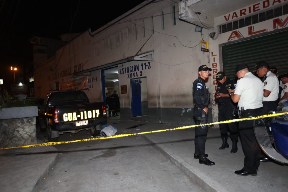 Policías resguardan el lugar del femicidio, frente a comisaría de la zona 3 capitalina. (Foto Prensa Libre: Érick Ávila)