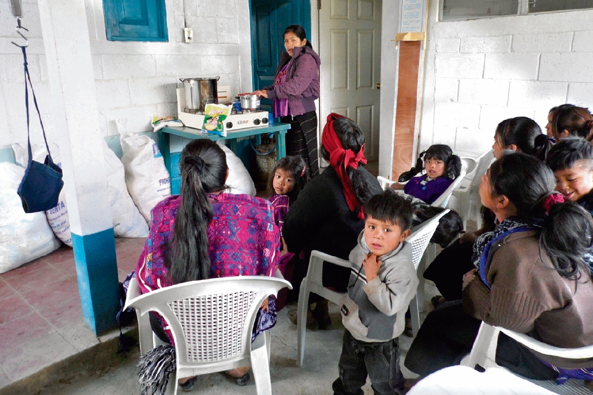 Madres  reciben  capacitación  en el edificio en el que debería  funcionar el Centro de Recuperación Nutricional, en San Juan Atitán, Huehuetenango. (Foto Prensa Libre: Mike Castillo)