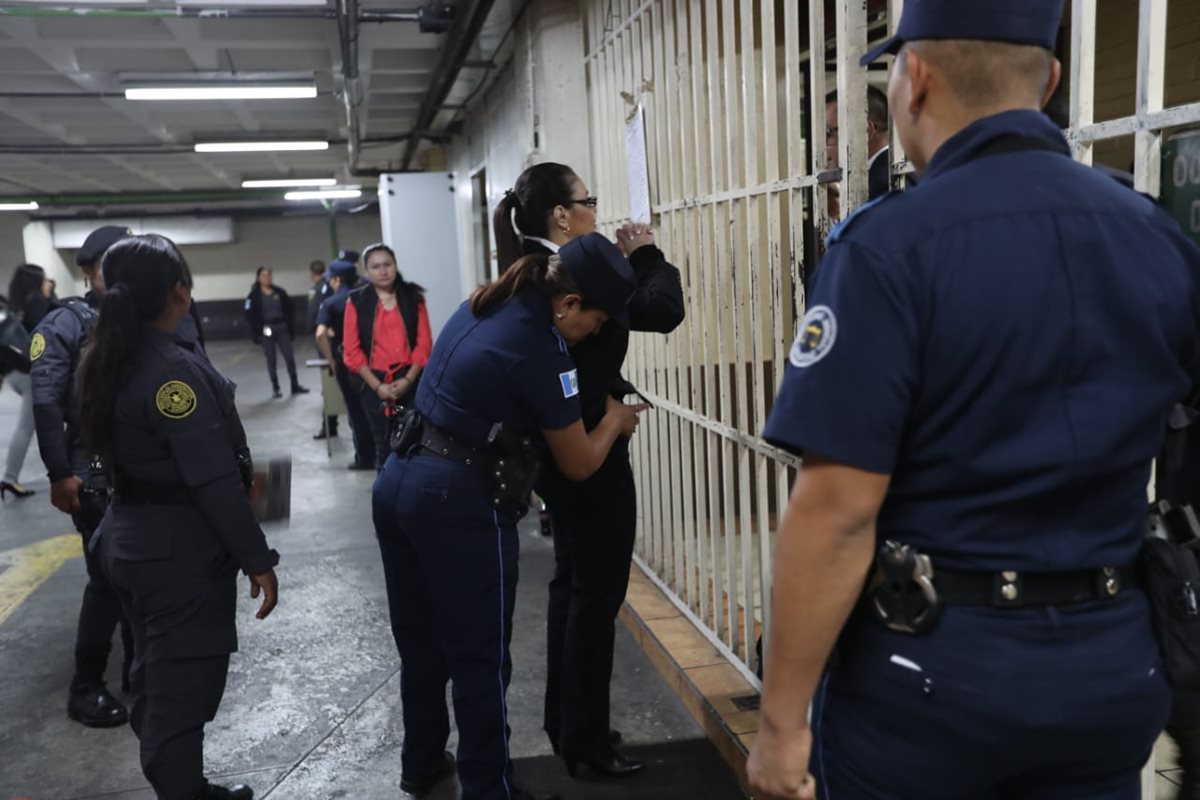 Una guardia del Organismo Judicial registra a Roxana Baldetti antes de que suba a la sala de debate. (Foto Prensa Libre: Érick Ávila)