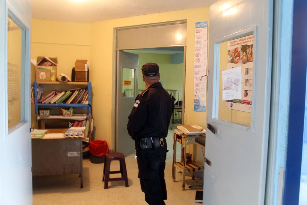 Agente de la Policía Nacional Civil llega al Hospital Nacional de Jalapa para reunir información del deceso de la menor. (Foto Prensa Libre: Hugo Oliva)