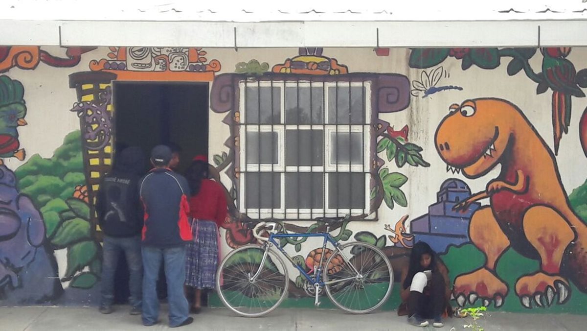 Transportistas y pobladores se reunieron con los integrantes de la alcaldía comunitaria para resolver el problema. (Foto Prensa Libre: María José Longo).