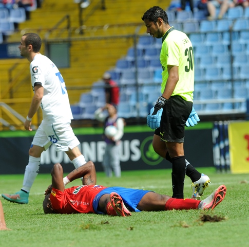 Jhony Woodly, delantero rojo se tapa el rostro tras un fallo, y es observado por JJ. Paredes. (Fotos Prensa Libre: Óscar Felipe)