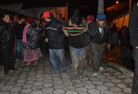 Pobladores vapulearon a Nicolás Aguilar, quien fue sindicado de intentar secuestrar a una menor en Totonicapán. (Foto Prensa Libre: Édgar Domínguez).