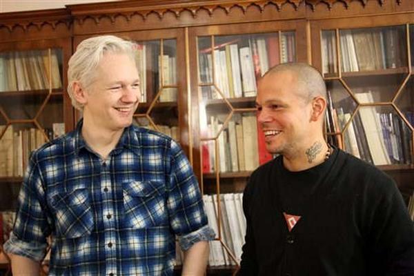 Calle 13 y Julian Assange lanzan el tema Multi-Viral. (Fotografía tomada de http://mangotvrd.com)