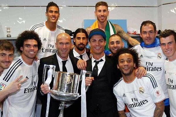 Los jugadores celebraron el título de Copa en el vestuario en Mestalla. (Foto Prensa Libre: cortesía Real Madrid)
