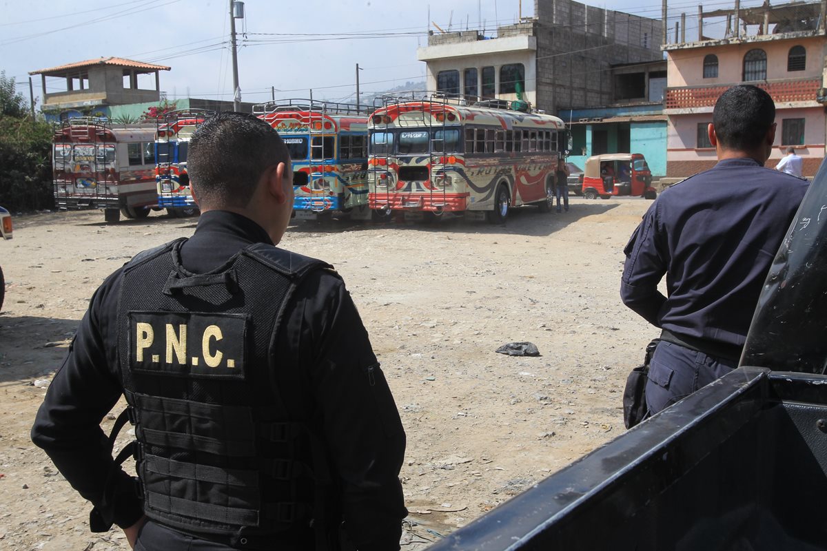 Agentes de la PNC fueron desplegados en Ciudad Quetzal, San Juan Sacatepéquez, uno de los lugares más asechados por los grupos de extorsionistas.(Foto Prensa Libre:Estuardo Paredes)