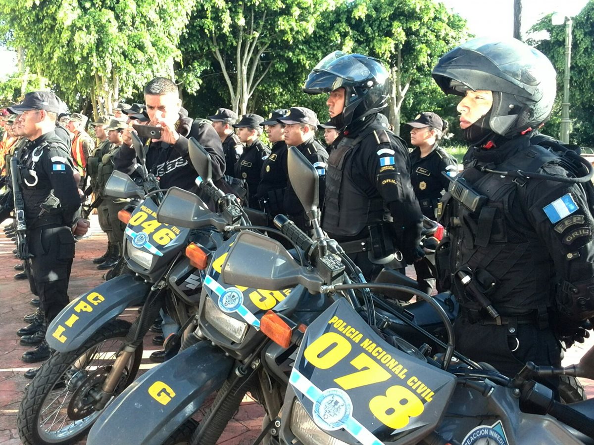 Agentes de la Policía Nacional Civil participan en operativos en la zona 6. (Foto Prensa Libre: Estuardo Paredes)