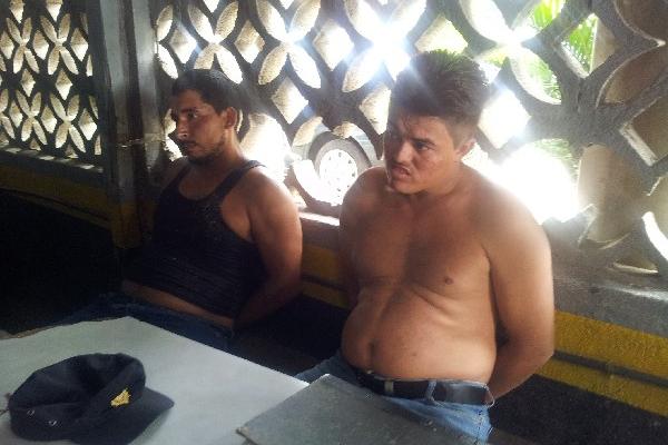 Los dos capturados, sindicados de haber secuestrado   a un taxista, permanecen en la subestación de Los Amates, Izabal.