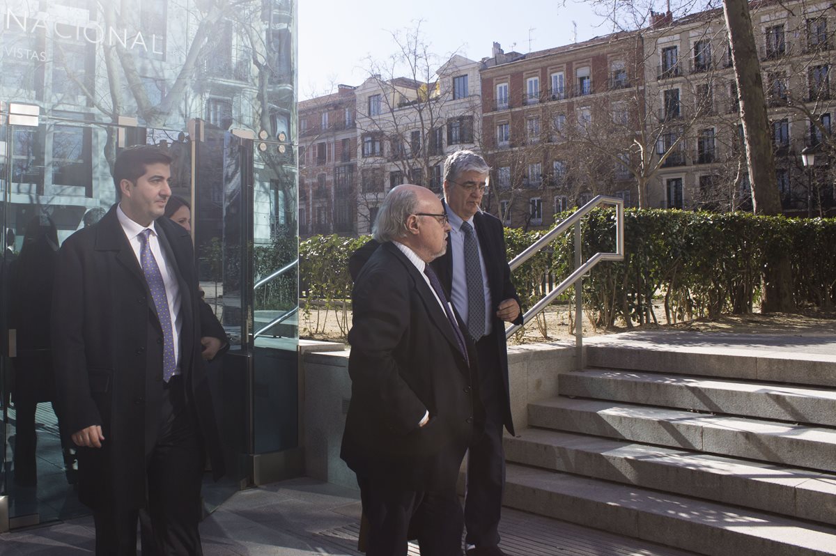 Carlos Vielman sale de la Audiencia Nacional Española donde se lleva a cabo el juicio.(Foto Prensa Libre: Ximena Villagrán)