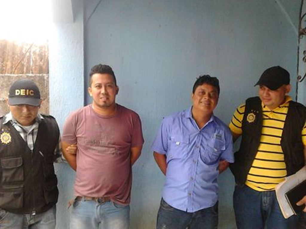 Los dos presuntos delincuentes capturados en San Benito, Petén. (Foto Prensa Libre: Manuel Romero).