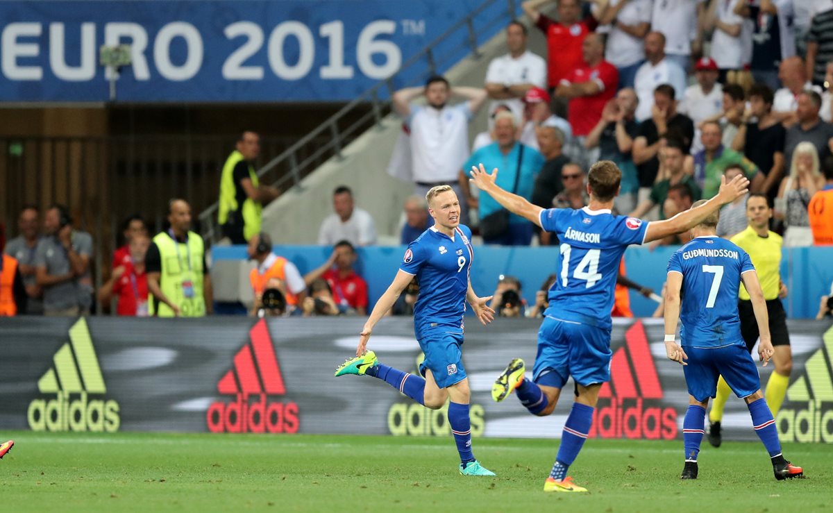 Los jugadores de Islandai celebran el gol anotado por Kolbeinn Sigthorsson en el triunfo frente a Inglaterra. (Foto Prensa Libre: AP)