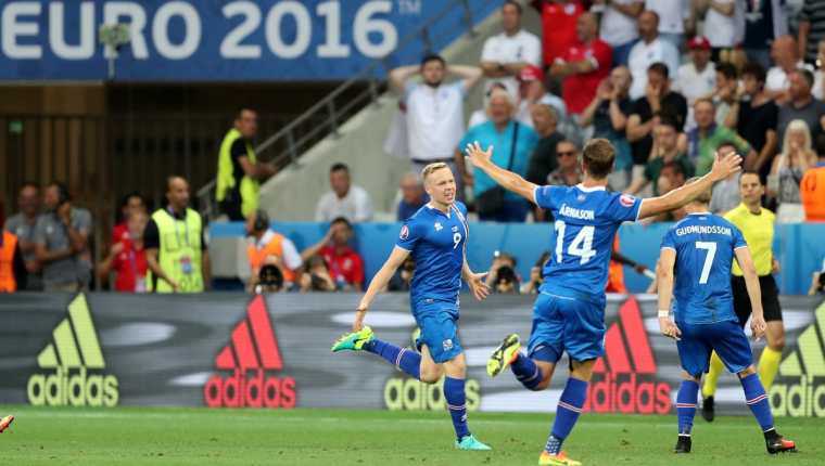 Los jugadores de Islandai celebran el gol anotado por Kolbeinn Sigthorsson en el triunfo frente a Inglaterra. (Foto Prensa Libre: AP)