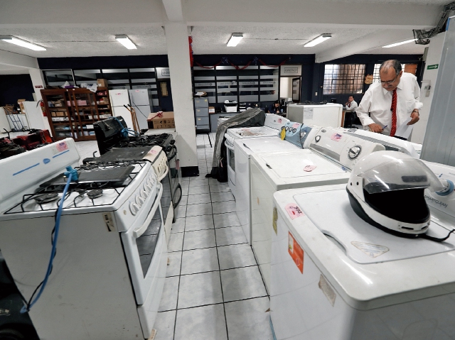 Lote de electrodomésticos que ha recibido la sede central del Monte de Piedad del CHN en los últimos días por parte de los clientes que buscan efectivo. (Foto Prensa Libre: Erick Ávila)
