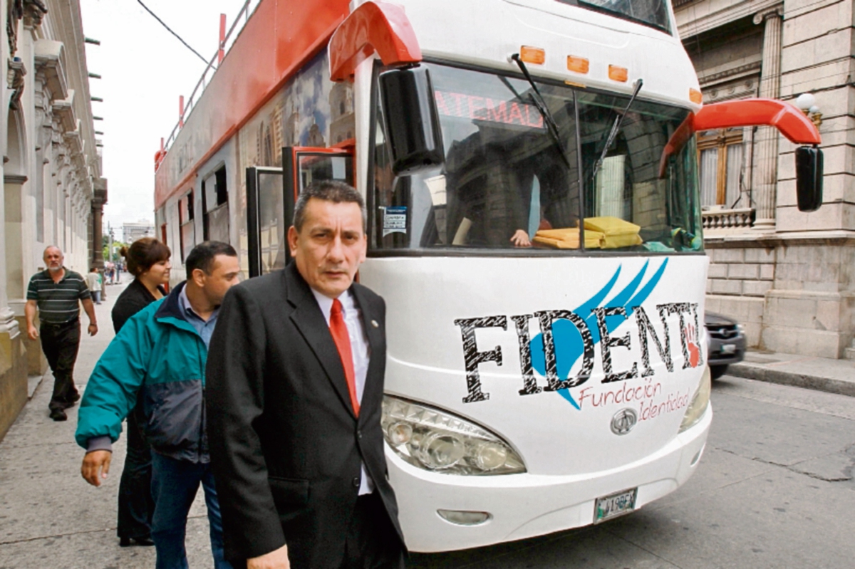 Roberto Villate, diputado y secretario general de Líder, baja del bus de Fidenti.