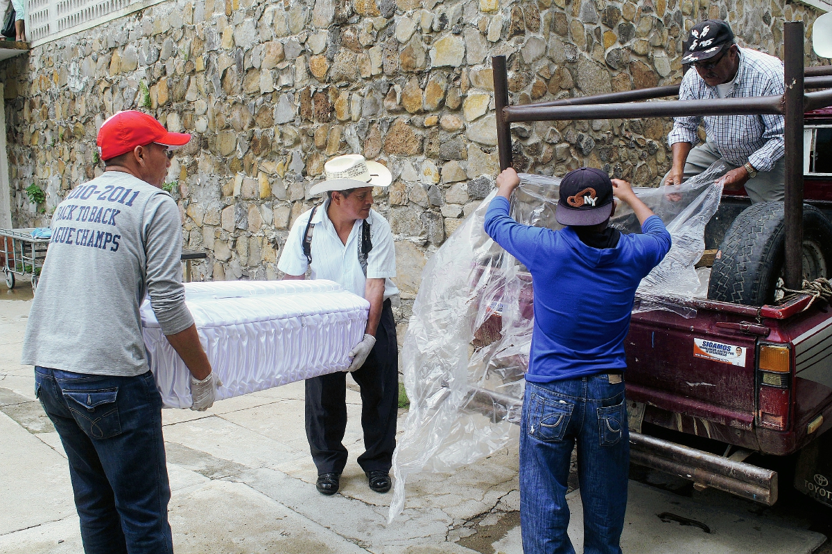 Familiares del  menor que murió debido a que lo arrastró una correntada retiran el cuerpo  de la morgue del Inacif, en la cabecera de Jalapa. (Foto Prensa Libre: Hugo Oliva)