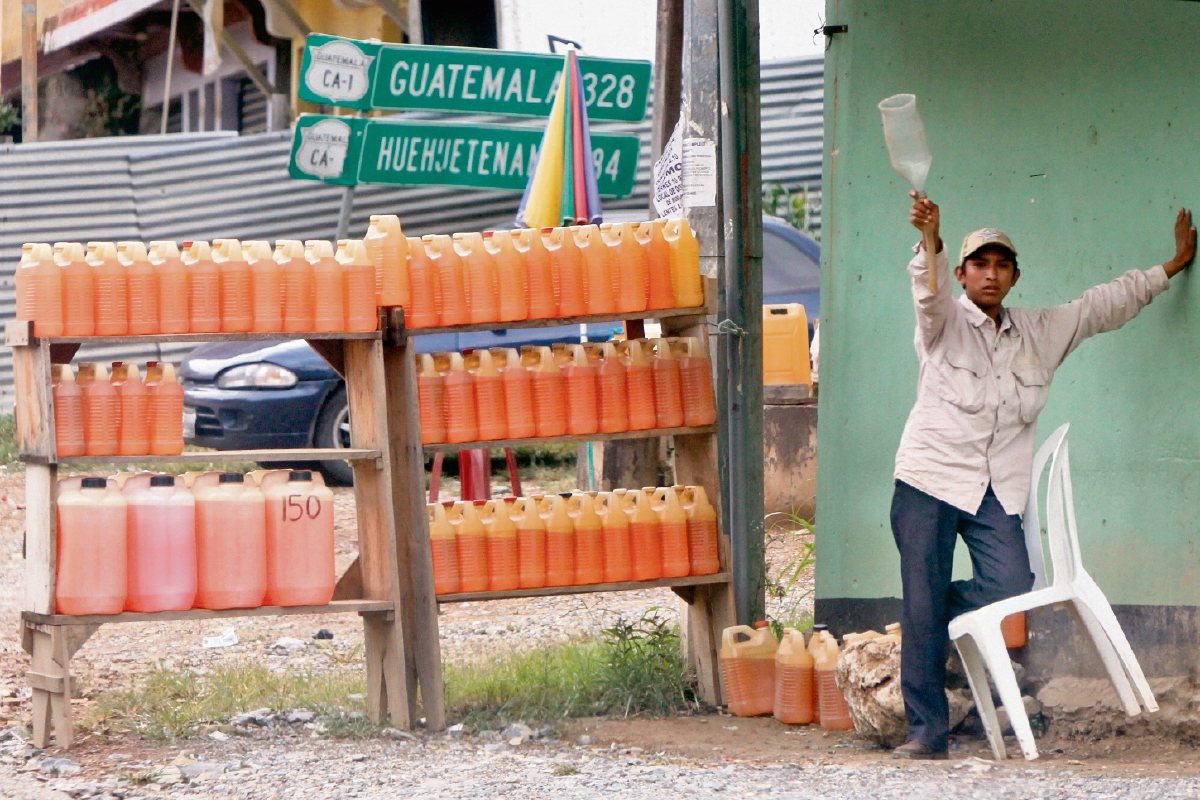 El contrabando de combustible, de México hacia Guatemala, ha disminuido en los últimos tres años, aseguran comerciantes e importadores. (Foto Prensa Libre: Paulo Raquec)